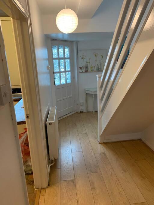 Beaconsfield 4 Bedroom House In Quiet And A Very Pleasant Area, Near London Luton Airport With Free Parking, Fast Wifi, Smart Tv Екстер'єр фото