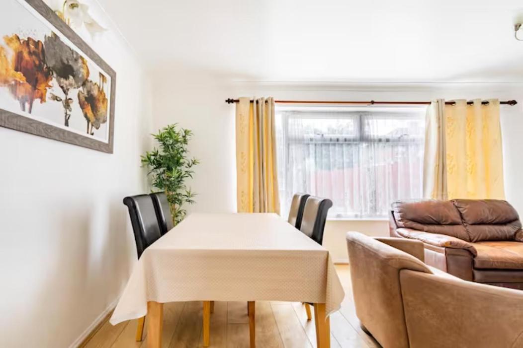 Beaconsfield 4 Bedroom House In Quiet And A Very Pleasant Area, Near London Luton Airport With Free Parking, Fast Wifi, Smart Tv Екстер'єр фото