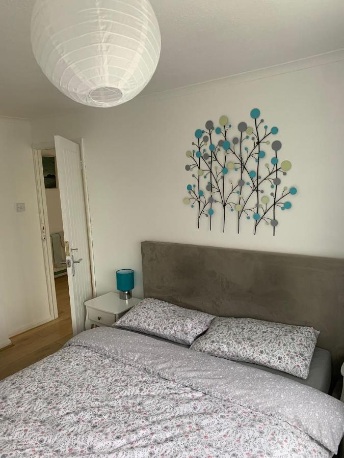 Beaconsfield 4 Bedroom House In Quiet And A Very Pleasant Area, Near London Luton Airport With Free Parking, Fast Wifi, Smart Tv Екстер'єр фото