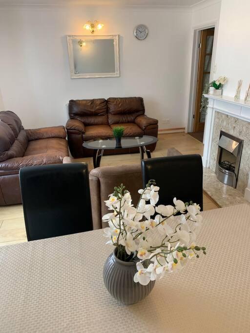 Beaconsfield 4 Bedroom House In Quiet And A Very Pleasant Area, Near London Luton Airport With Free Parking, Fast Wifi, Smart Tv Екстер'єр фото