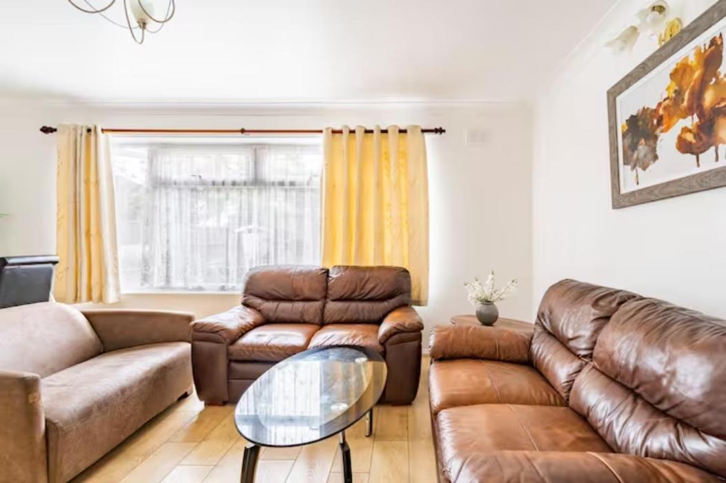 Beaconsfield 4 Bedroom House In Quiet And A Very Pleasant Area, Near London Luton Airport With Free Parking, Fast Wifi, Smart Tv Екстер'єр фото