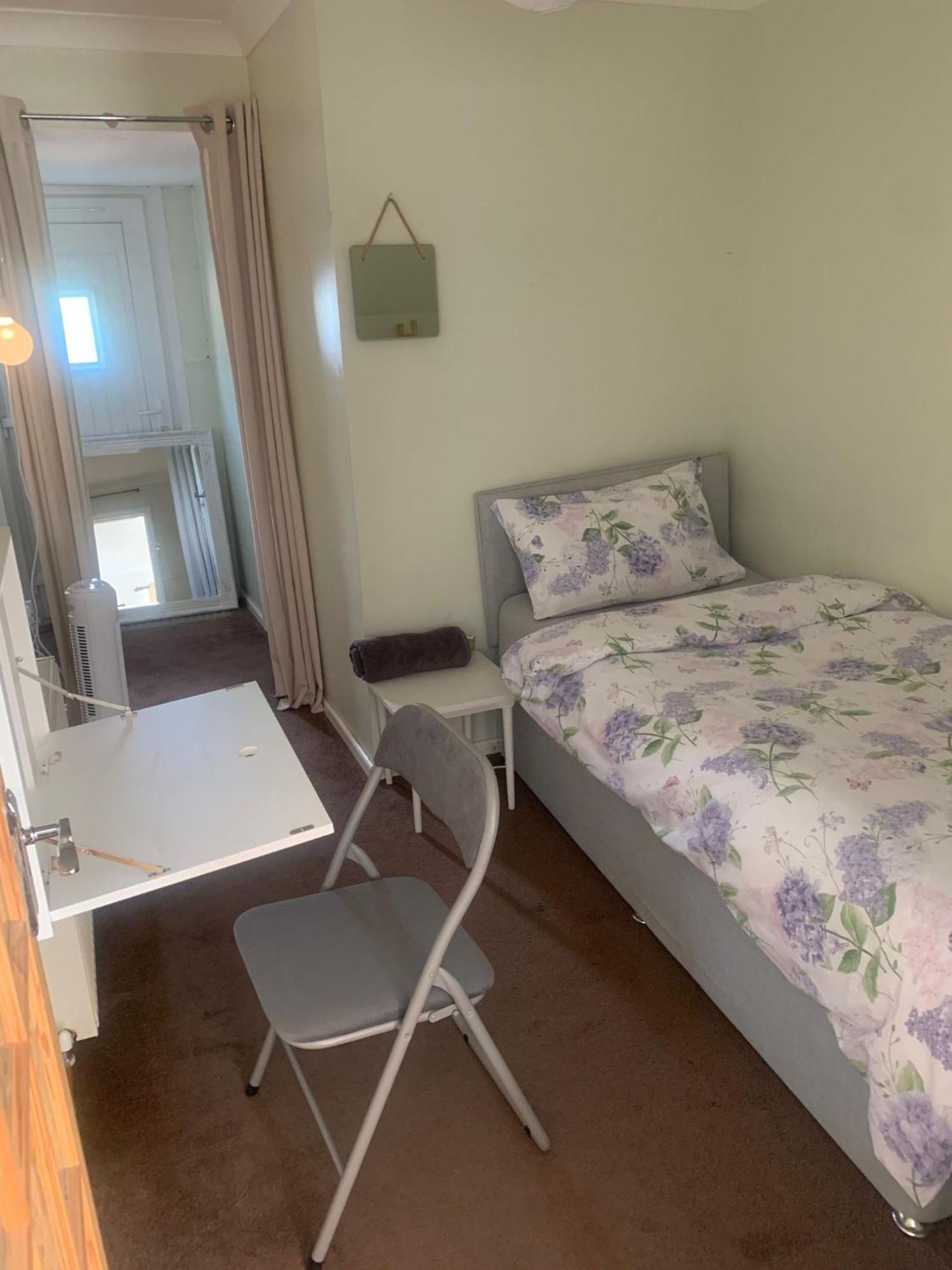 Beaconsfield 4 Bedroom House In Quiet And A Very Pleasant Area, Near London Luton Airport With Free Parking, Fast Wifi, Smart Tv Екстер'єр фото